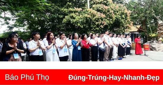 Thanh niên kiều bào dâng hương tưởng niệm các Vua Hùng