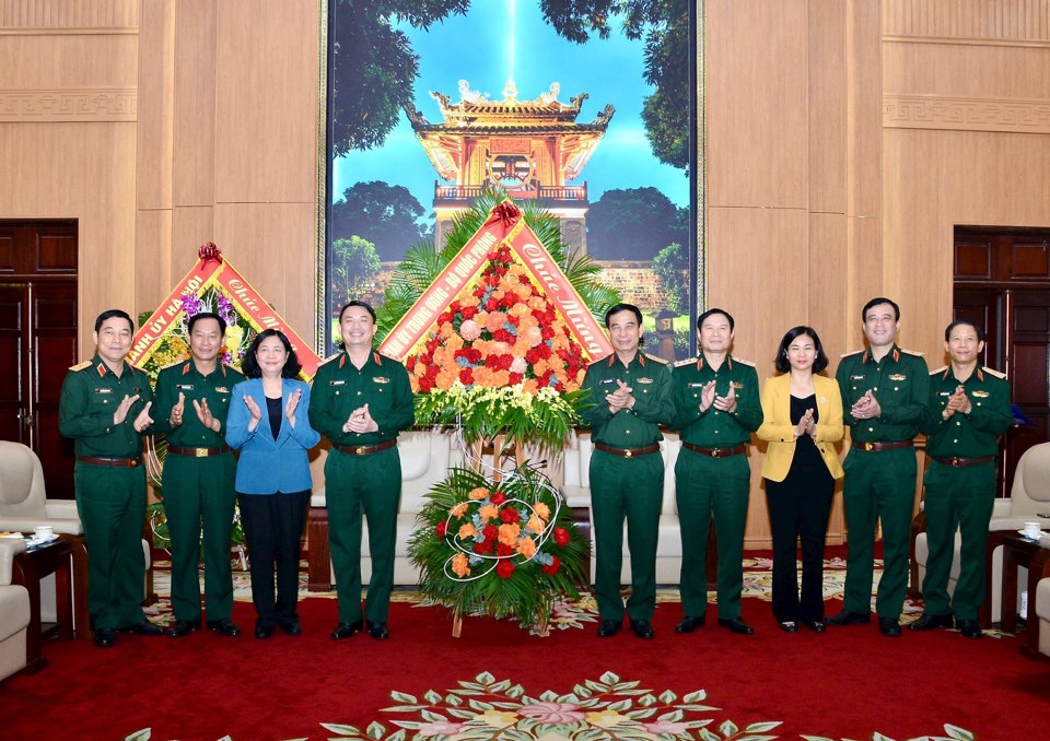 Führungskräfte des Verteidigungsministeriums und des Ständigen Ausschusses des Parteikomitees von Hanoi überreichten Blumen, um dem Hauptstadtkommando zum 79. Jahrestag des Traditionellen Tages der Streitkräfte der Hauptstadt zu gratulieren.