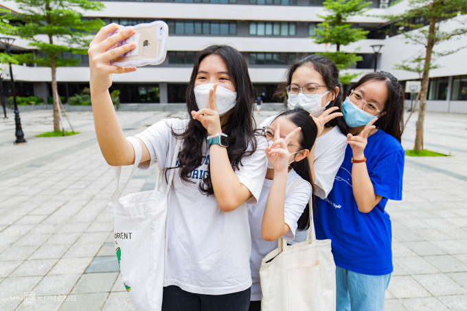 Candidates in Hanoi feel relaxed after completing the 10th grade exam procedures on June 9. Photo: Tung Dinh