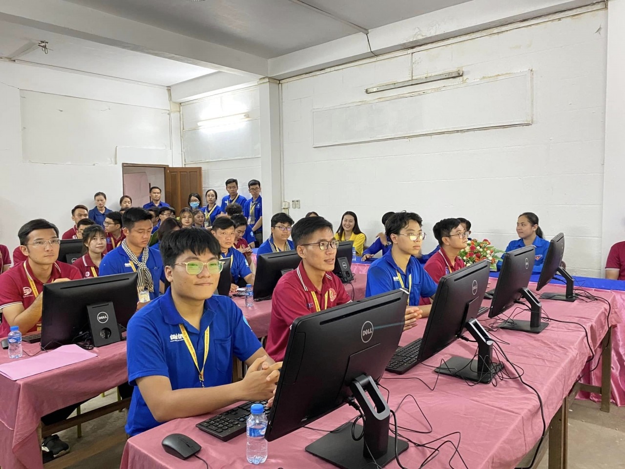 Freiwilligenarbeit zur Förderung der Solidarität zwischen Vietnam und Laos Hoạt động tình nguyện vun đắp tình đoàn kết Việt - Lào