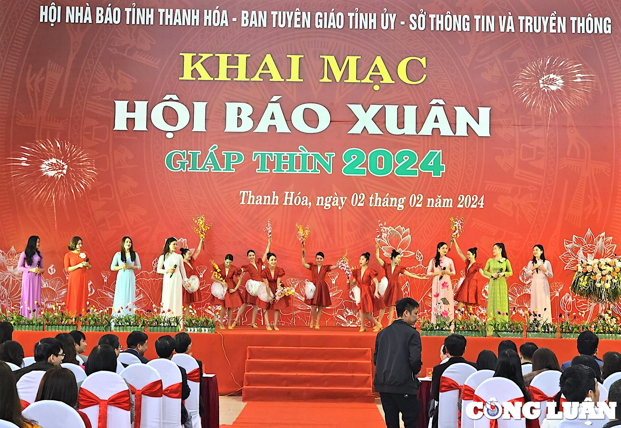 El periódico de primavera del año del Dragón 2024 de Thanh Hoa tiene muchos contenidos y formatos nuevos.