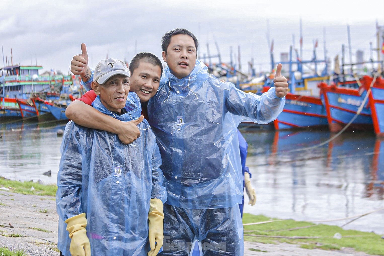 Los pescadores de Da Nang pescan cerca de la costa y ganan millones tras la tormenta (foto 9)