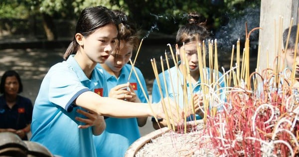 Vietnam U.20 women's team offers incense to Hung Kings before attending Asian tournament