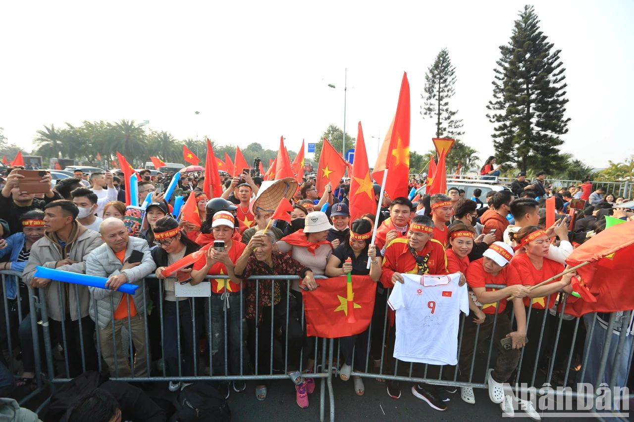 [Photo] Fans welcome the champions home photo 6