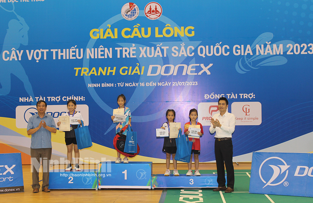 Cérémonie de clôture du tournoi national de badminton pour jeunes 2023