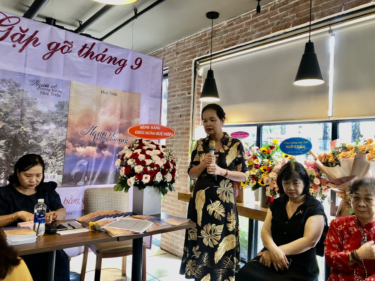 Nhà thơ Huệ Triệu 'neo giữ ký ức của người thương'  - Ảnh 5.