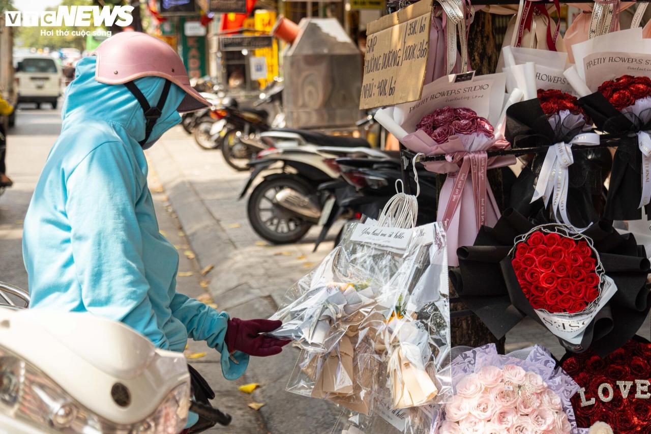 Giá hoa 20/10 tăng mạnh, người bán không kịp ngơi tay