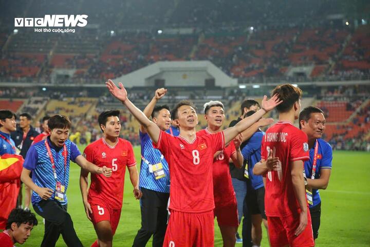 Đội tuyển Việt Nam vô địch AFF Cup 2024 (ASEAN Cup) sau khi giành chiến thắng 3-2 trước Thái Lan sau trận chung kết lượt về. Tổng tỉ số cả trận chung kết lượt đi là 5 - 3. Đây là chức vô địch Đông Nam Á thứ 3 của tuyển Việt Nam.