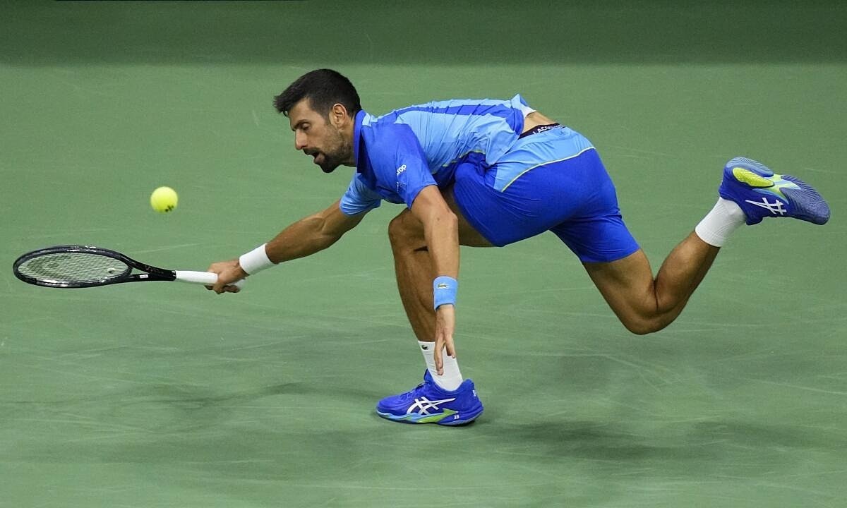 Djokovic thoát hiểm dù thua hai set đầu ở Mỹ Mở rộng