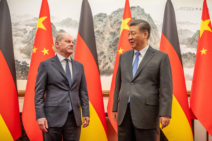 Chinese President Xi Jinping (right) receives German Chancellor Olaf Scholz in Beijing, April 16. Photo: Reuters