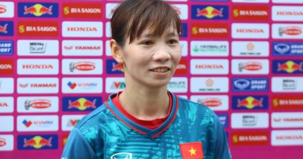 How did midfielder Thuy Trang answer the difficult question of an American reporter?