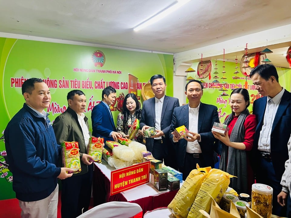 Many high-quality agricultural products and OCOP products are displayed at the market. Photo: Anh Ngoc