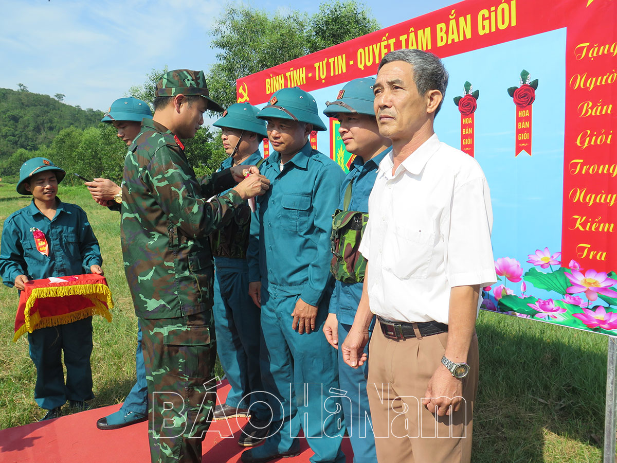 Phu Ly City Military Command inspects live ammunition firing of militia and self-defense forces