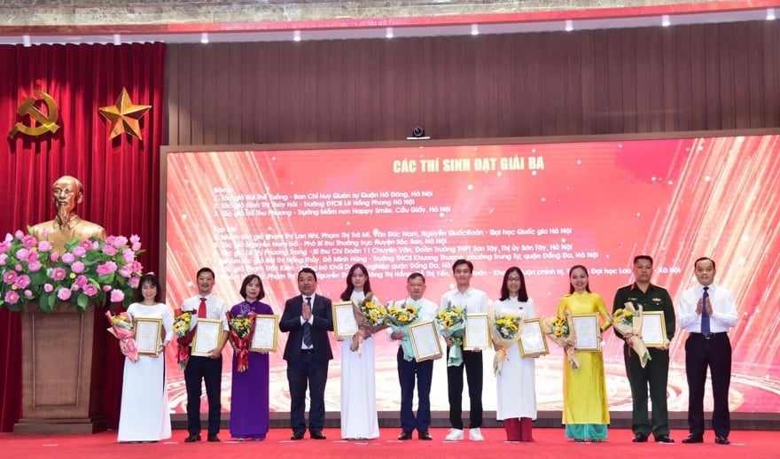 Le chef adjoint du département de propagande du comité du parti de la ville, Dao Xuan Dung, et le chef adjoint permanent du comité d'organisation du comité du parti de la ville, Nguyen Hong Nhat, ont présenté des fleurs et des certificats aux auteurs et aux groupes d'auteurs qui ont remporté le troisième prix du concours.