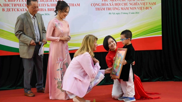 L'épouse du président bulgare : nourrir l'amour de la Bulgarie chez les enfants vietnamiens