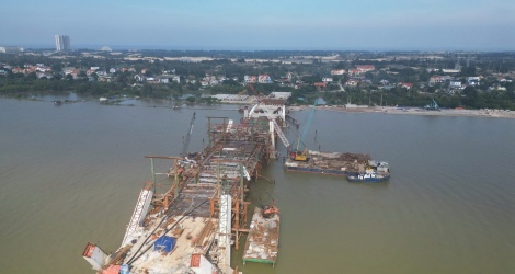 Land acquisition problems at Nhat Le 3 Bridge project