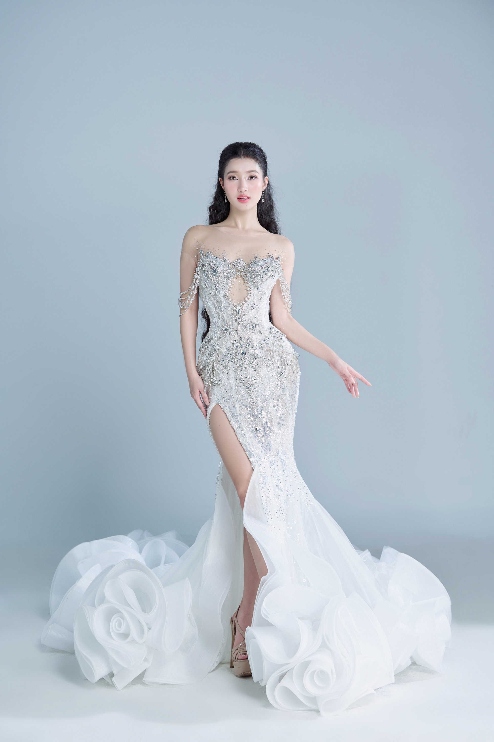 Ngơ ngẩn ngắm Phương Nhi "lên đồ" trắng muốt cho đêm chung kết Miss International 2023 - Ảnh 13.