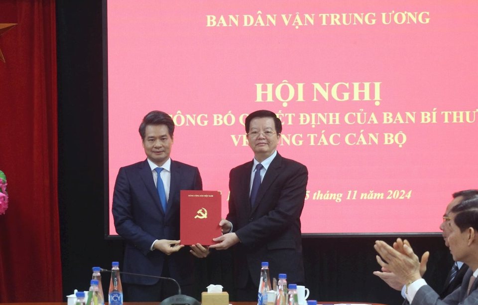 Trưởng ban Dân vận Trung ương Mai Văn Chính trao Quyết định của Ban Bí thư cho đồng chí Nguyễn Quang Đức. 