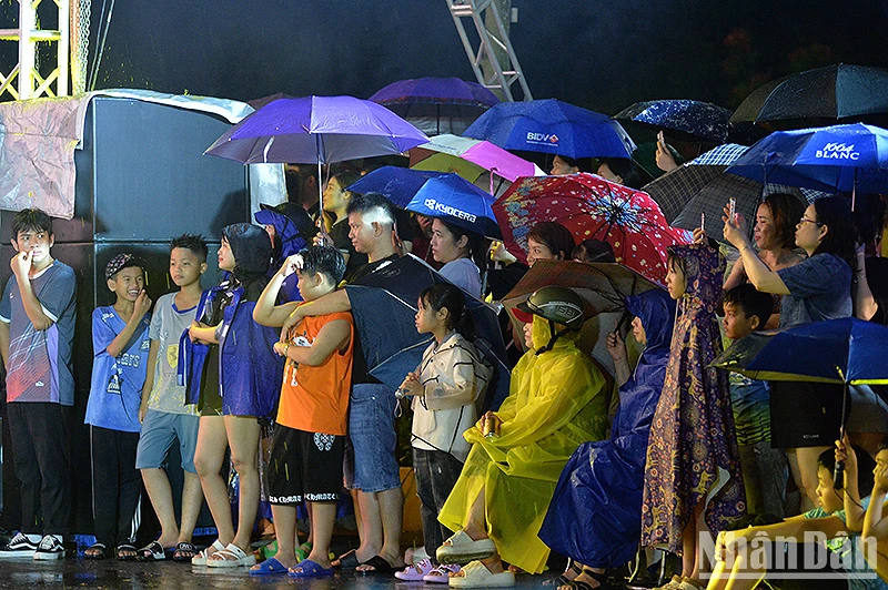 [写真] 人々は雨にも負けず、「ユースワーカー」ミュージックナイトで「燃え尽きた」。写真 3