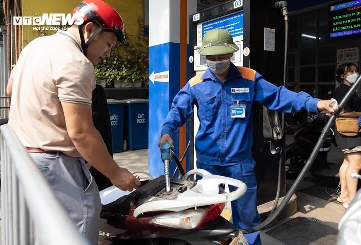 Los precios de la gasolina aumentaron en general hoy. (Ilustración: Minh Duc).