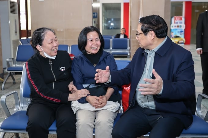 Prime Minister Pham Minh Chinh visits passengers at Hanoi Railway Station. Photo: VGP