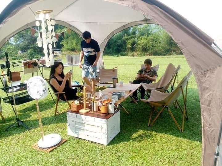 Prepara una tienda de campaña: para protegerte de los efectos del entorno mientras duermes, como los insectos o la lluvia y el viento. Especialmente si tienes ý planeando acampar durante la noche en el río Boi. Para preparar el viaje es recomendable llevar una estufa de alcohol o de carbón para cocinar juntos. Además, para aumentar la diversión puesto, miembro del grupo Se puede ir a buscar leña para usarla al asar pollo, brochetas...   Preparar la iluminación: la zona alrededor del camping del río Boi Hoa Paz aunque Todavía tengo hogares que viven pero no tienen Lámpara de alta presión, por lo tanto Es necesario preparar una iluminación adecuada. Adecuado para clima oscuro. Ven aquí con tu familia, toda la familia. tener pueden estar juntos Coloca mesas y sillas para disfrutar de la vista en medio del río o arma una carpa para pasar la noche en la orilla del río. Playa amplia, agua azul clara y La limpieza aquí crea un espacio muy hermoso.  