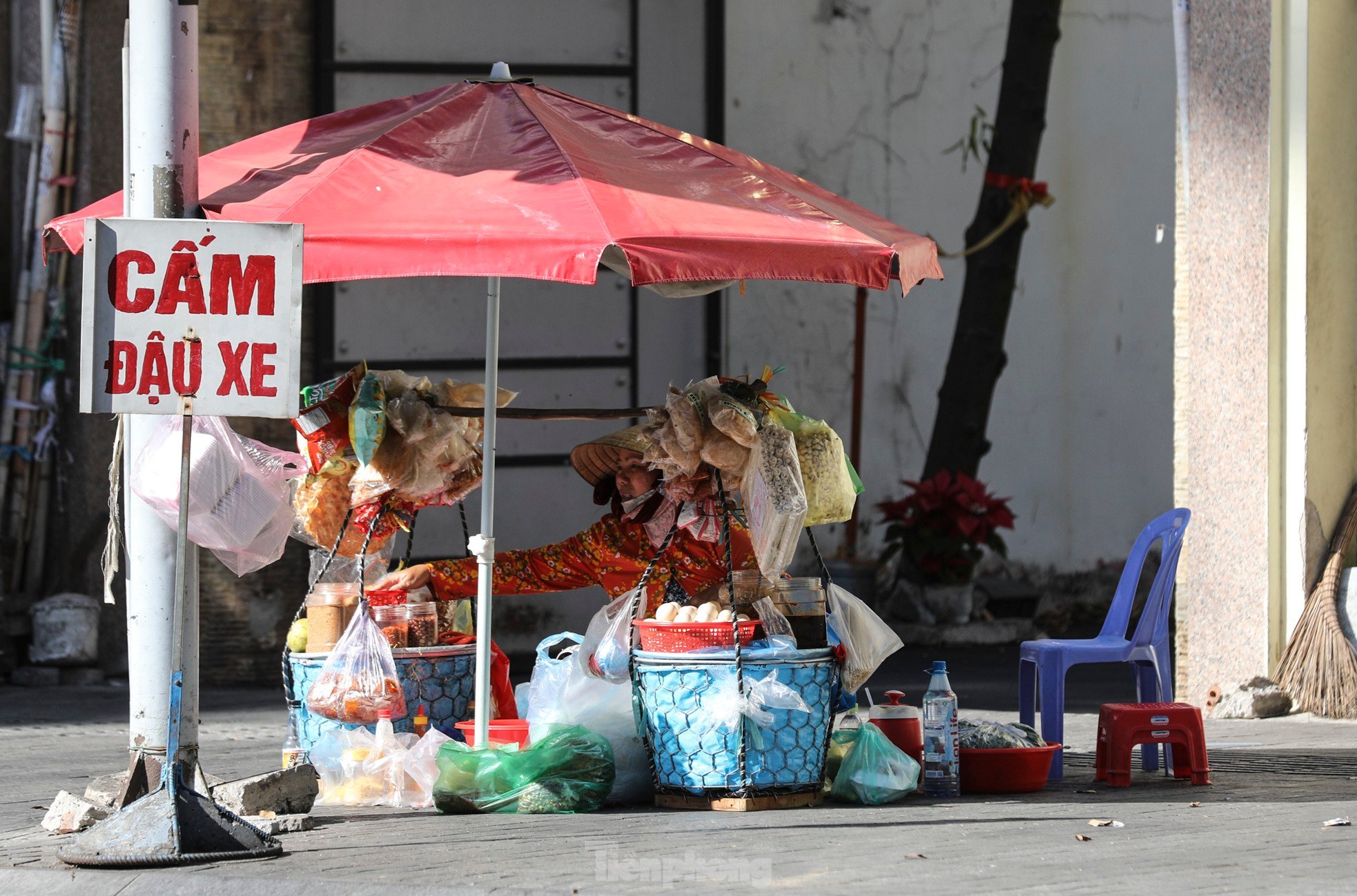 Ho Chi Minh City residents struggle under the heat of nearly 38 degrees Celsius photo 10