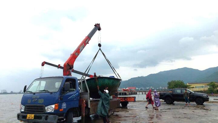 Les pêcheurs de Da Nang ramènent leurs bateaux à terre pour éviter la tempête.