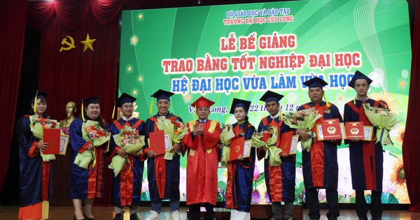 481 sinh viên hệ vừa làm vừa học nhận bằng tốt nghiệp