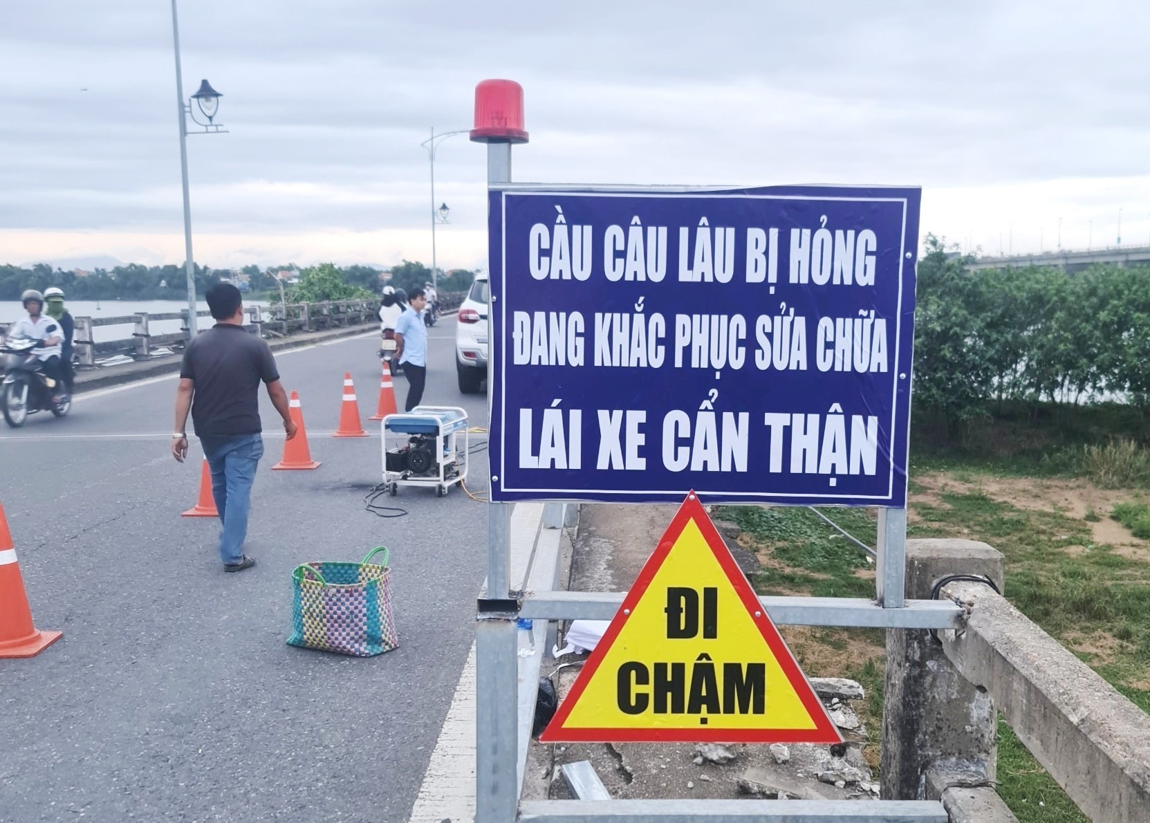 Cắm biển cảnh báo nguy hiểm tại khu vực xảy ra sự cố. Ảnh: KK