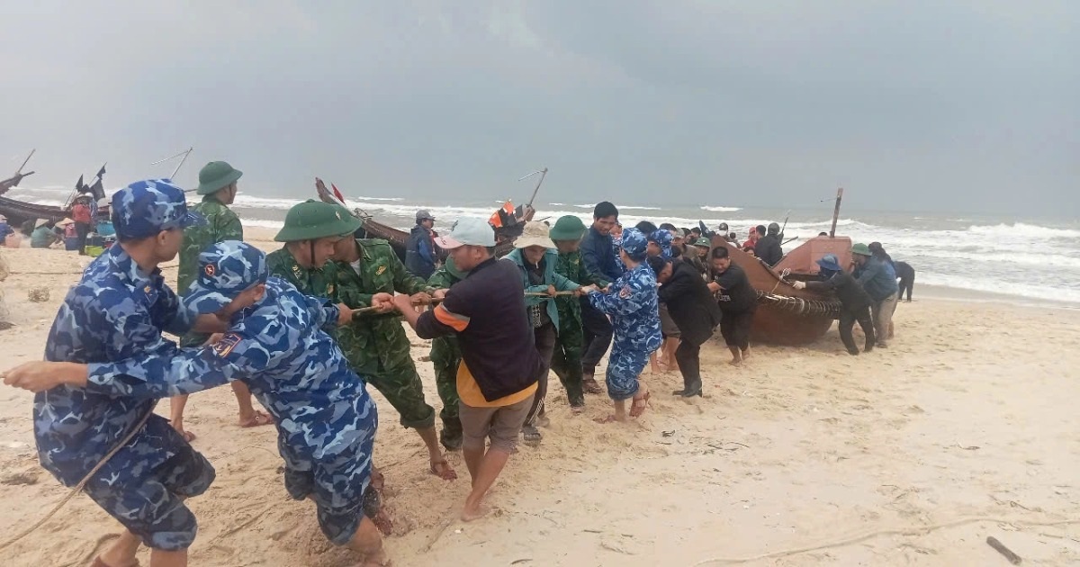 海上で沈没する船から漁師2人を救出