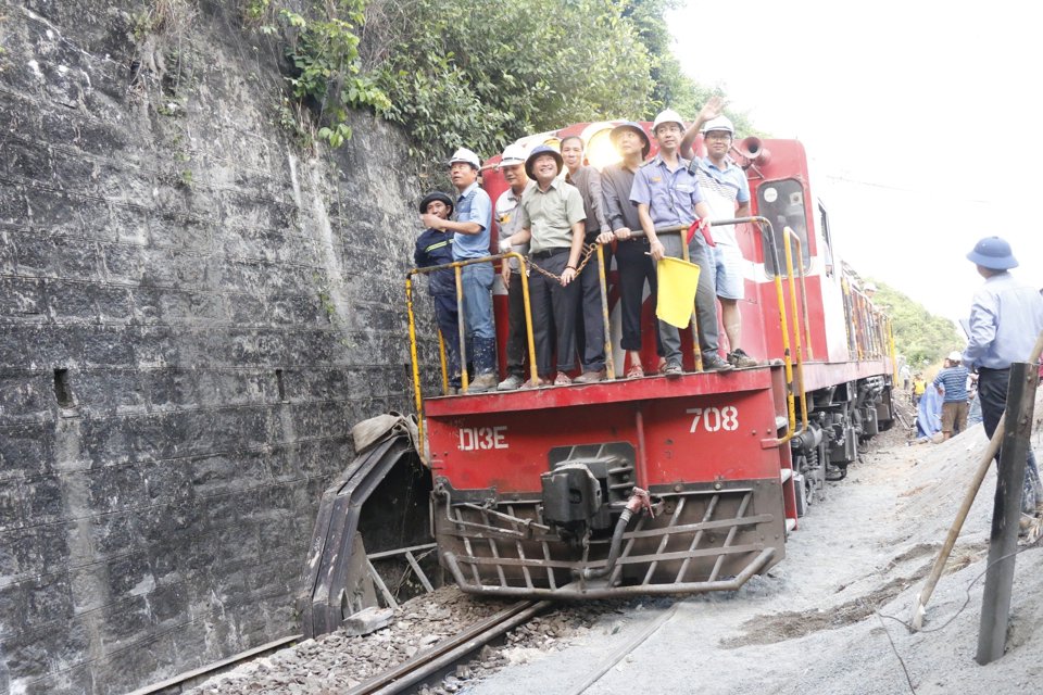 The test train successfully passed through Bai Gio tunnel. (Photo: Trung Nhan)