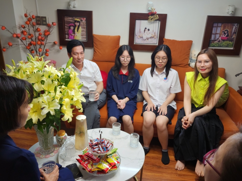 Happy family of two children Vu Minh Anh and Vu Anh Thu