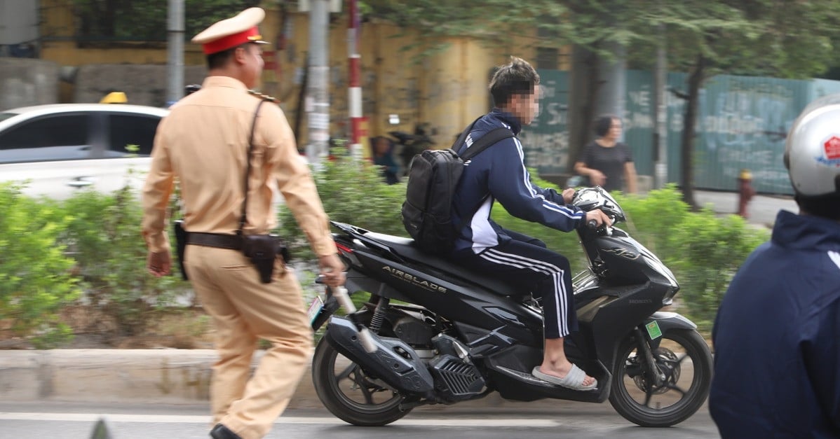 La policía de tránsito de Hanoi se moviliza y multa a decenas de estudiantes que conducen sin casco