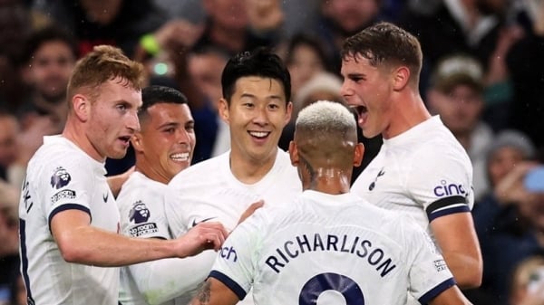 En marquant et en faisant des passes décisives, Son Heung Min aide Tottenham à conserver sa première place au classement de la Premier League