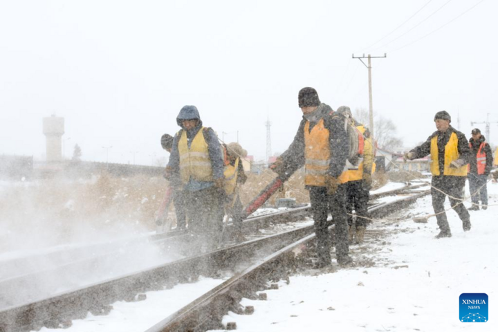 中国の鉄道作業員が除雪している。 （写真：新華社）