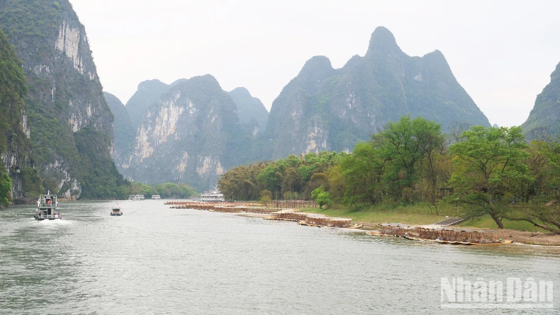 [Video] Experience boating on the Li River, China photo 3