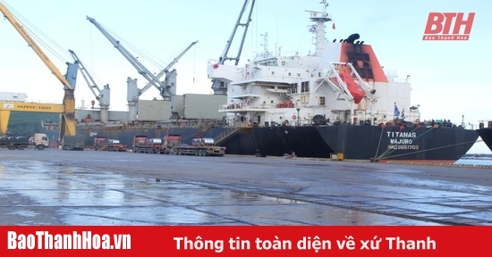 Geschäftiger Frachtverkehr durch den Hafen von Nghi Son