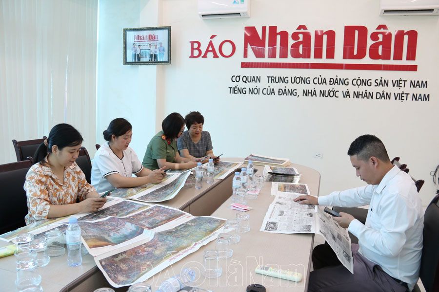 El periódico People's Newspaper dona 1000 pinturas de la campaña Dien Bien Phu Panorama a los lectores de Ha Nam, foto 1