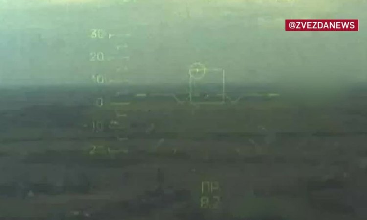 ロシアのヘリコプターが8キロ以上離れたところからウクライナの装甲車を爆破