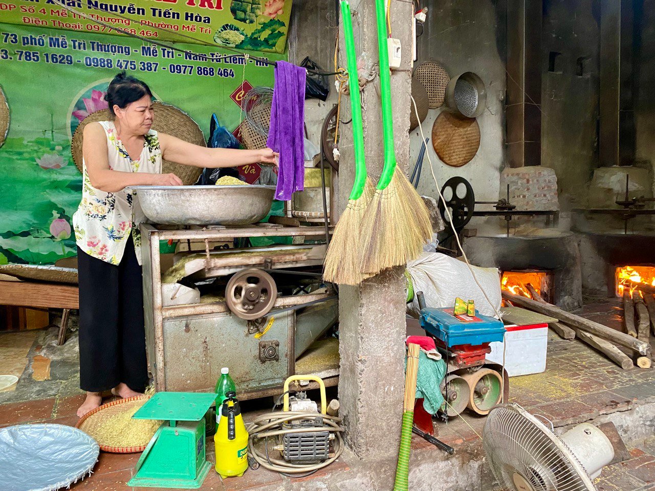 Người làm cốm lúc nào cũng tất bật, luôn chân luôn tay.