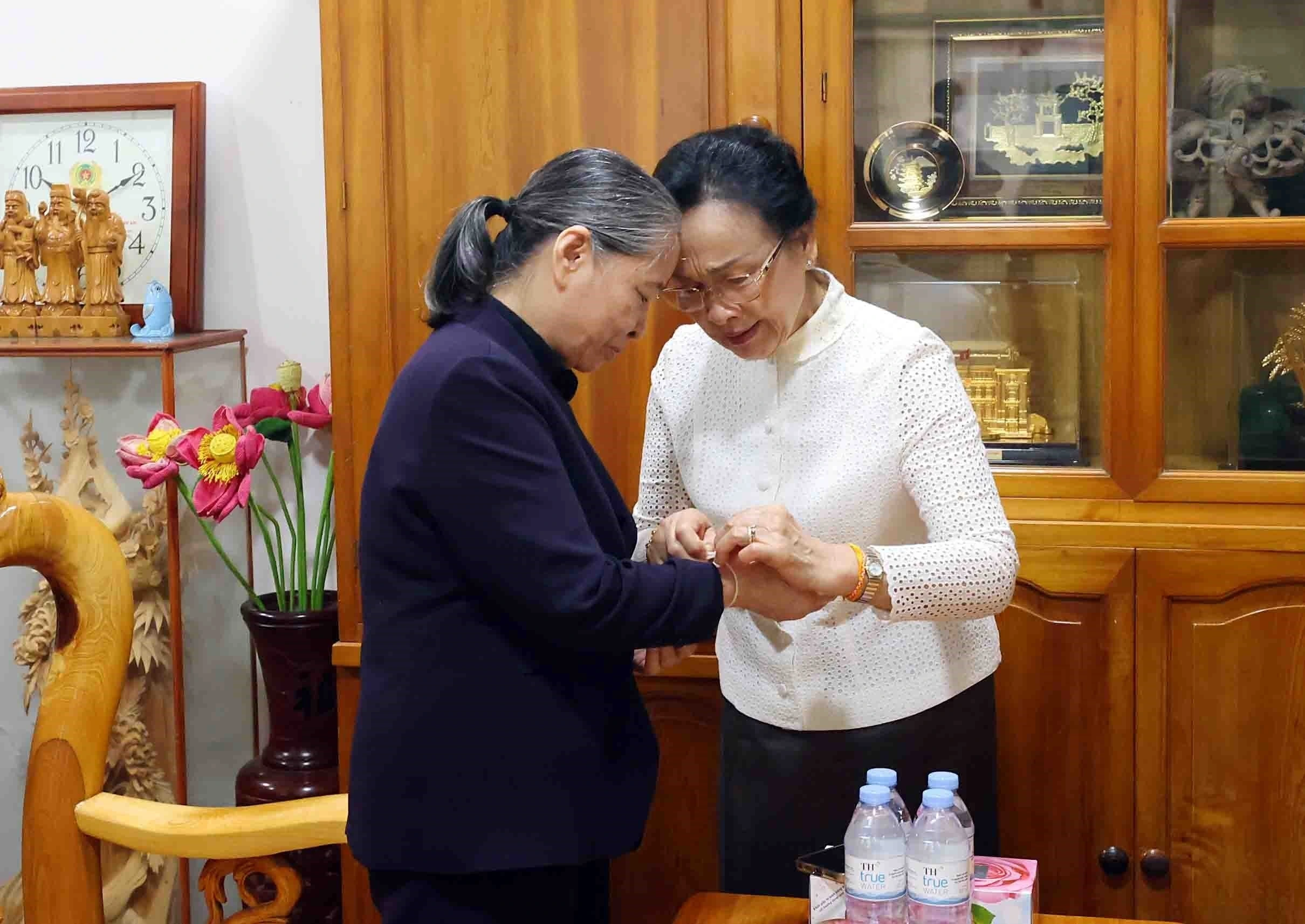 Wife of Lao General Secretary and President visits wife of late General Secretary Nguyen Phu Trong