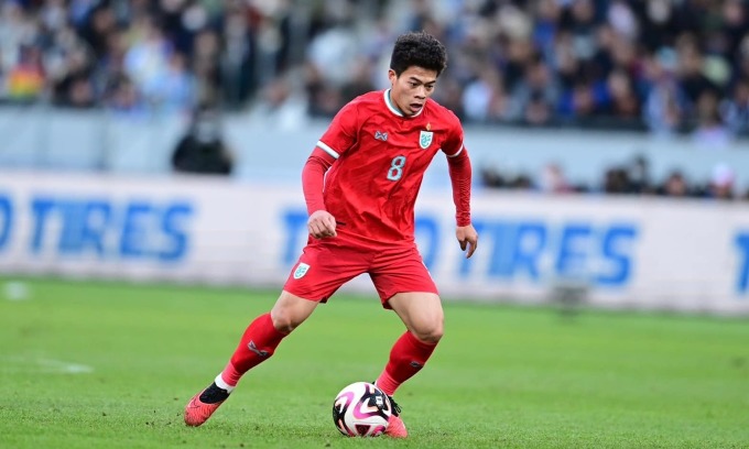 Le milieu de terrain Ekanit Panya lors de la défaite 0-5 de la Thaïlande contre le Japon au stade national de Tokyo le 1er janvier 2024. Photo : FAT