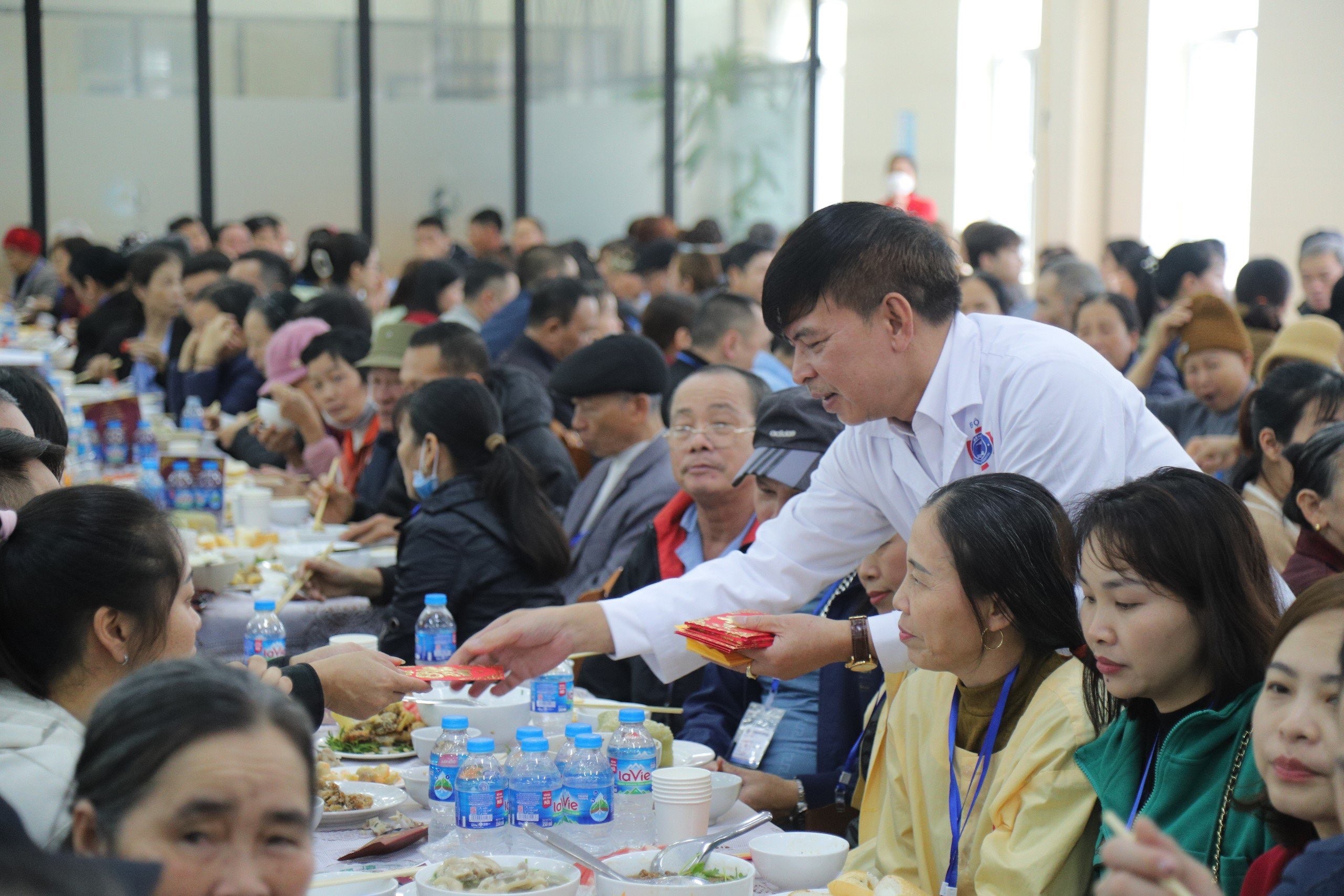 Event - Cancer patients return home to celebrate Tet on a loving bus (Photo 2).