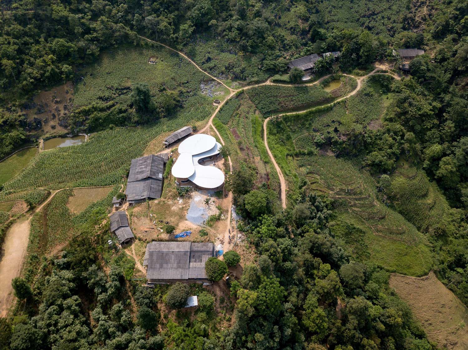 L'école en terre au sommet de la colline