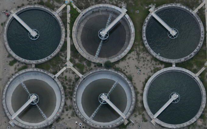 Several secondary settling tanks (which separate sludge and water) have been watertight for testing. The settled water will float and flow out of the plant, while the sludge is pumped back to the sludge treatment plant to be concentrated before being shipped. Photo: Ngoc Thanh