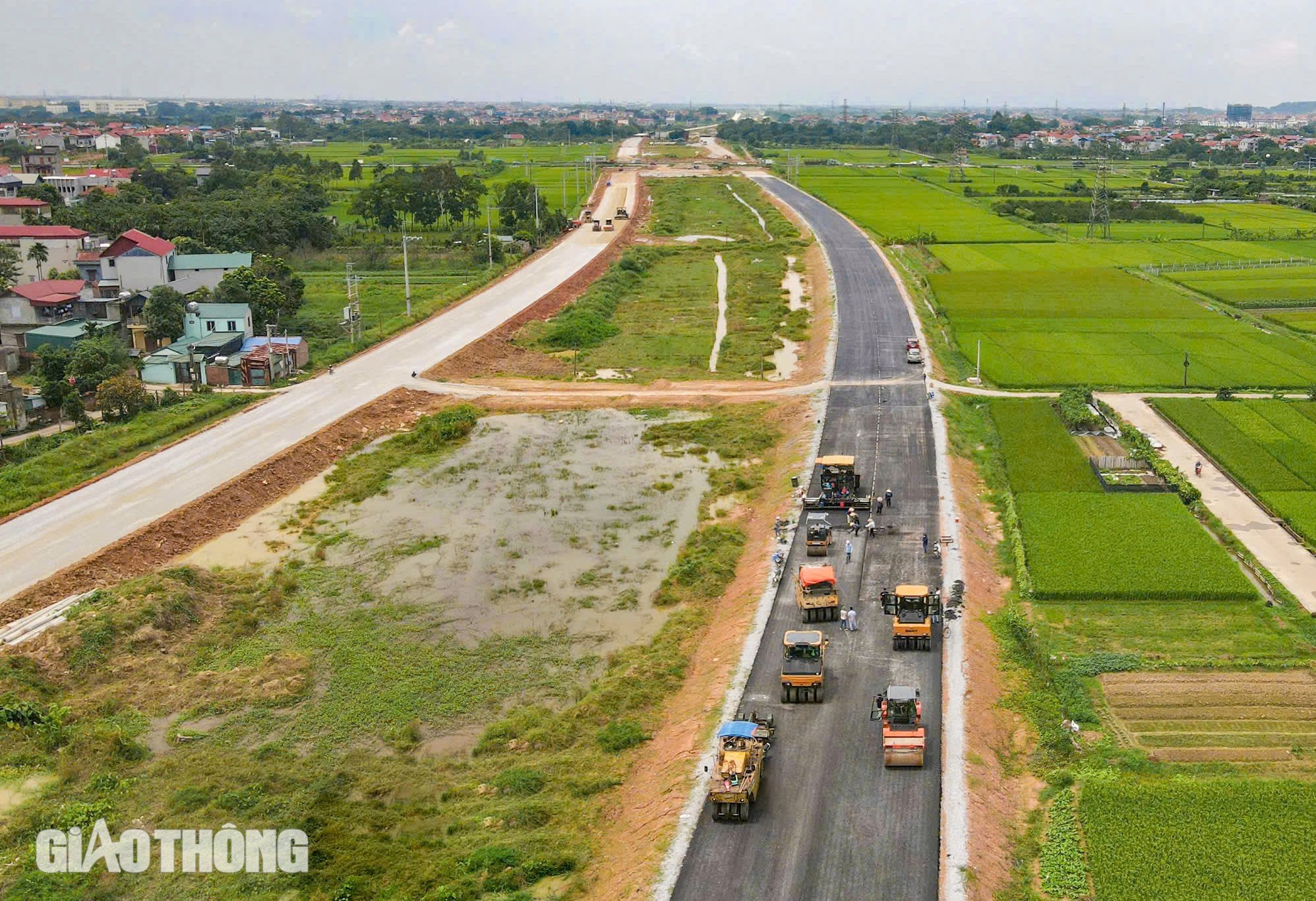 Những mét thảm đầu tiên trên tuyến Vành đai 4 - Vùng Thủ đô- Ảnh 1.