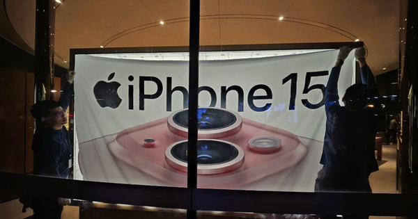 ชาวเวียดนามต่อแถวยาวท่ามกลางสายฝนเพื่อรอการเปิดตัว iPhone 15