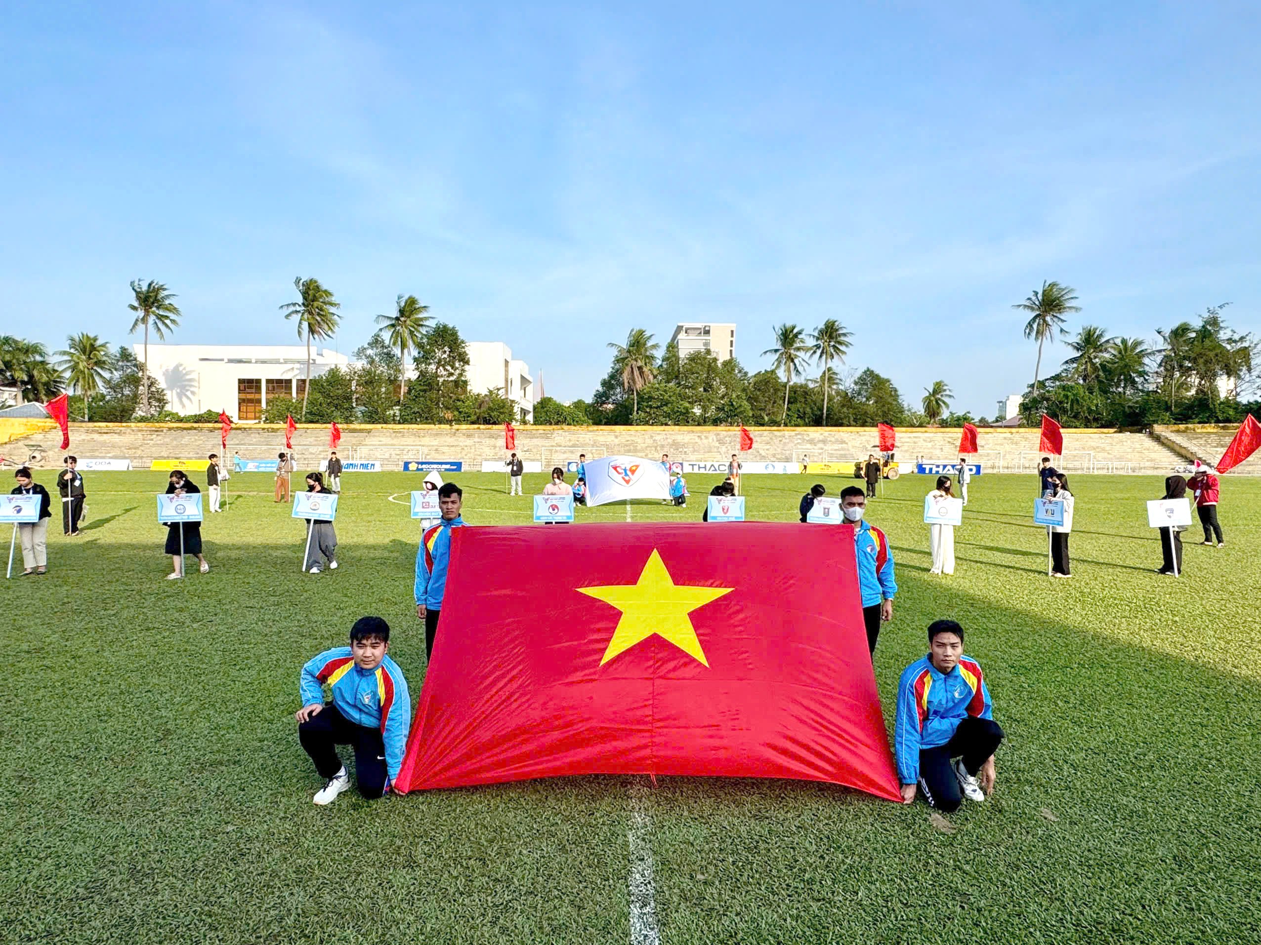 Sân Quân khu 5 khang trang chờ giờ bóng lăn- Ảnh 1.