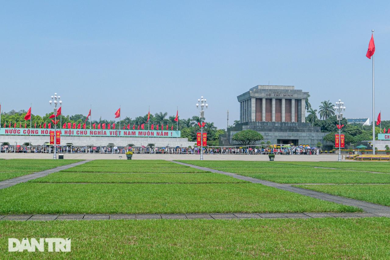 Người dân vượt cả trăm km xếp hàng chờ vào Lăng viếng Chủ tịch Hồ Chí Minh  - 10